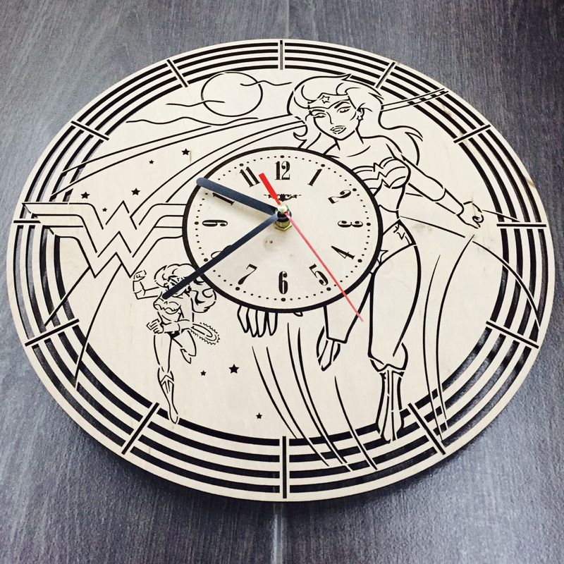 Настінний годинник з дизайнерським циферблатом «Диво-жінка»