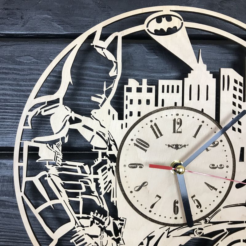 Настенные часы из дерева с плавным ходом "Бэтмен"
