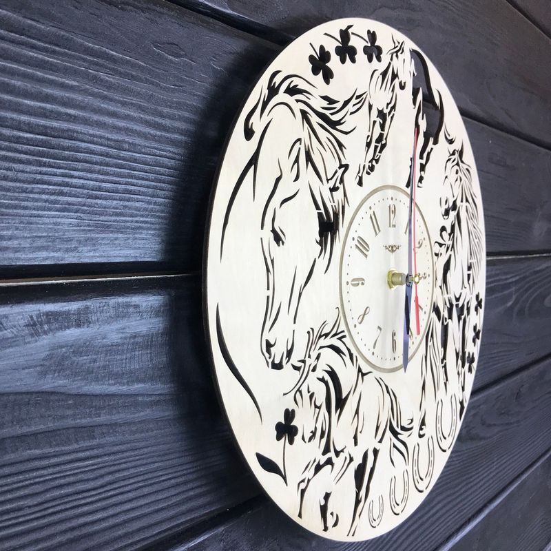 Універсальний годинник настінний з натурального дерева "Коні"