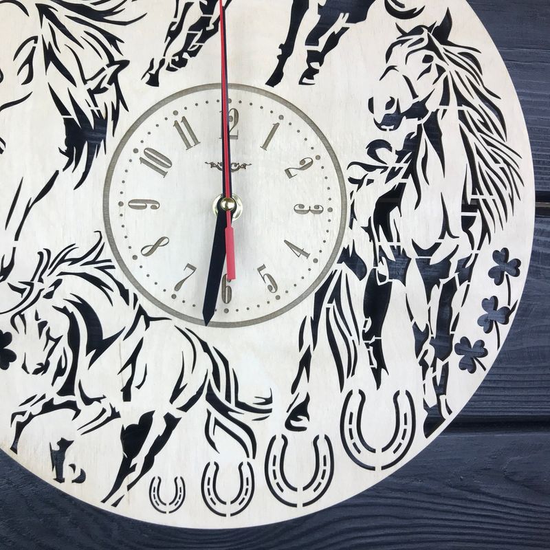Универсальные часы настенные из натурального дерева "Лошади"