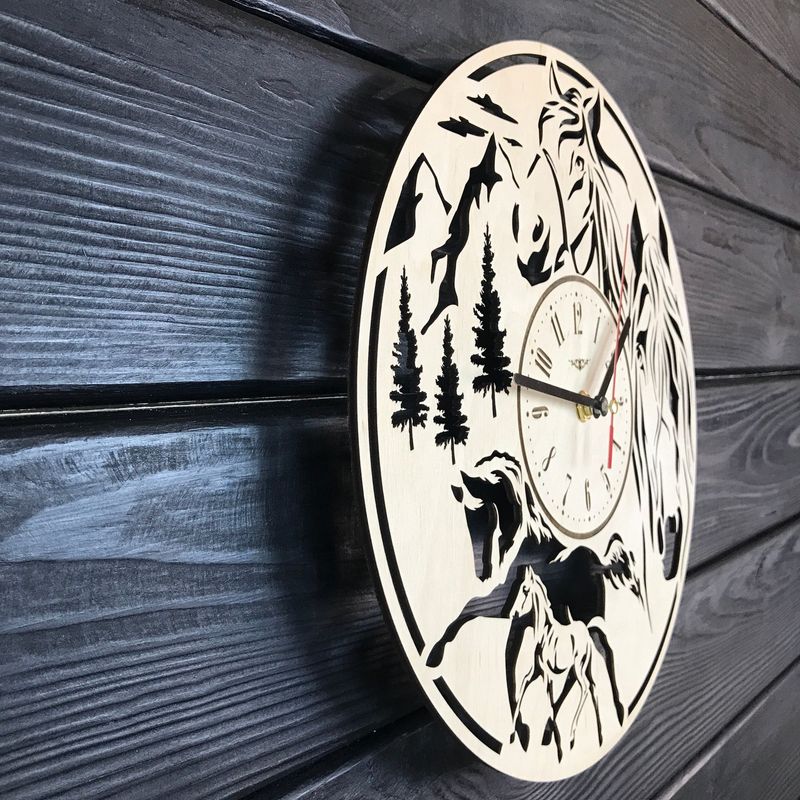 Часы настенные из дерева «Лошади»