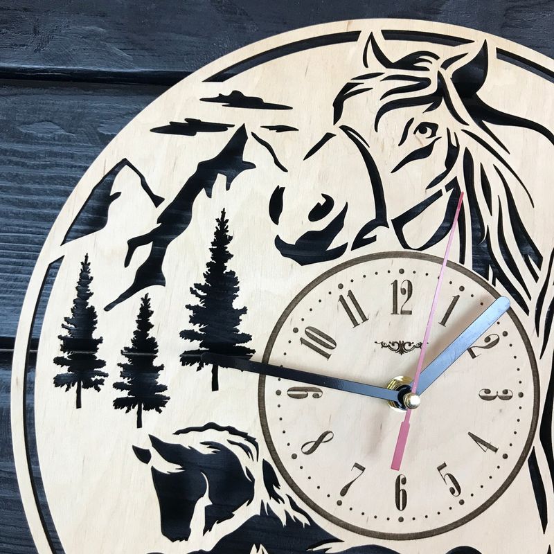Часы настенные из дерева «Лошади»