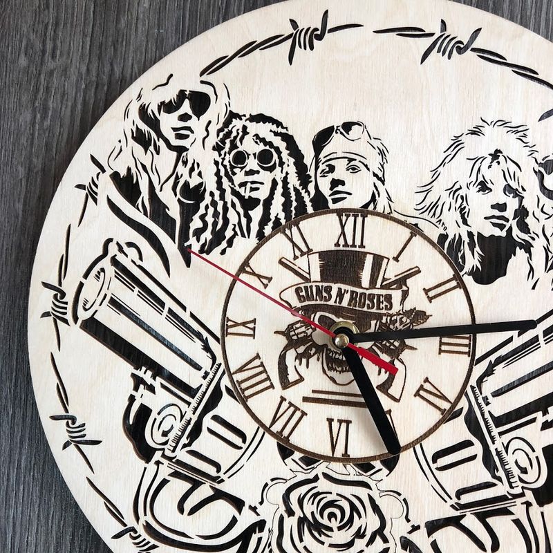 Концептуальные настенные часы в интерьер "Guns N` Roses"