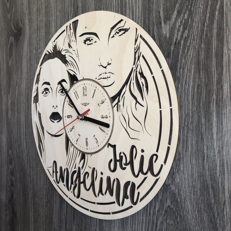Настенные часы с Анджелиной Джоли