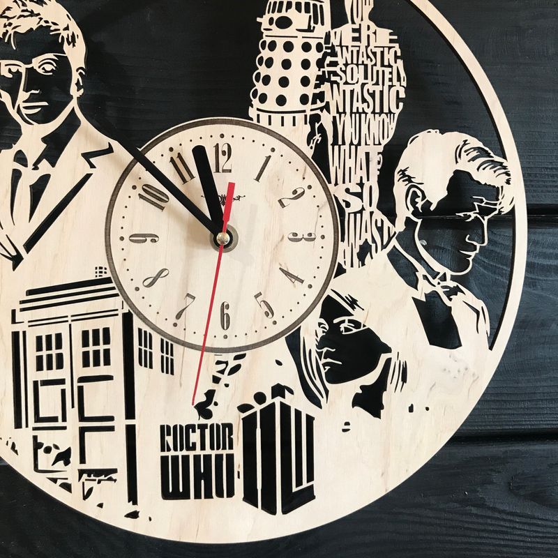 Часы настенные с лазерной гравировкой «Доктор Кто»