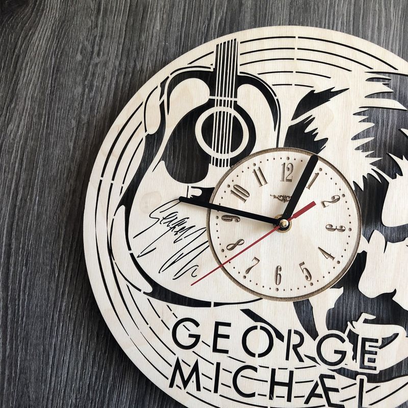 Концептуальные настенные часы в интерьер «Джордж Майкл»