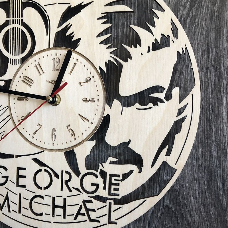 Концептуальные настенные часы в интерьер «Джордж Майкл»