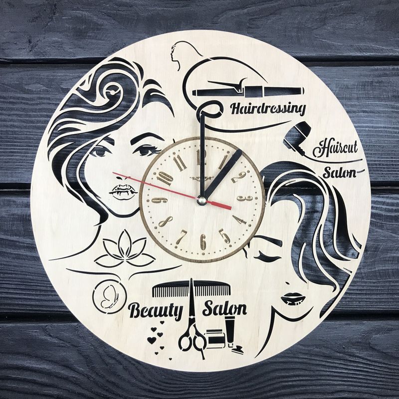 Настінний годинник з дерева в жіночий салон краси