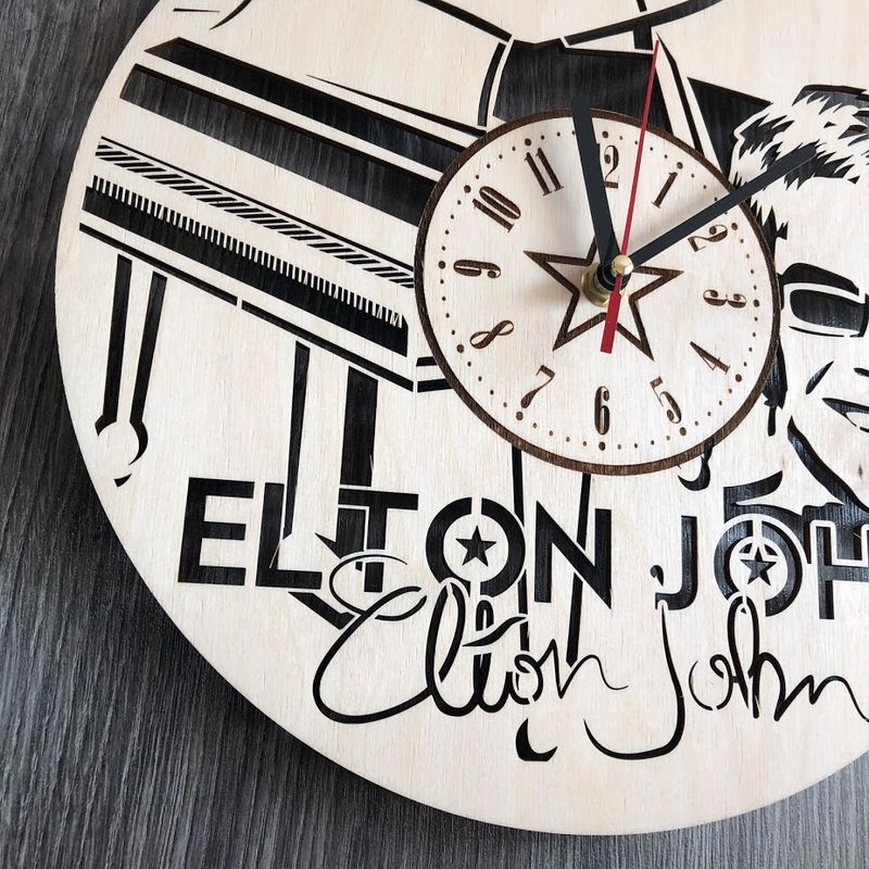 Оригінальний настінний годинник "Элтон джон"