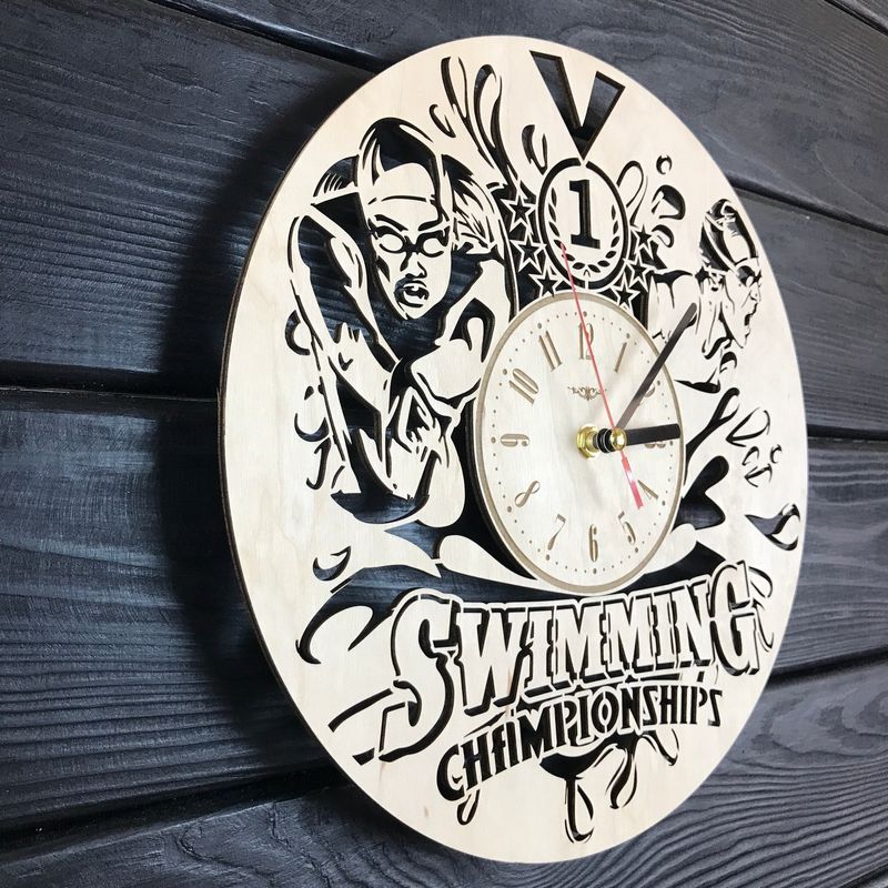 Тематичний настінний годинник з дерева «Чемпіонат з плавання»