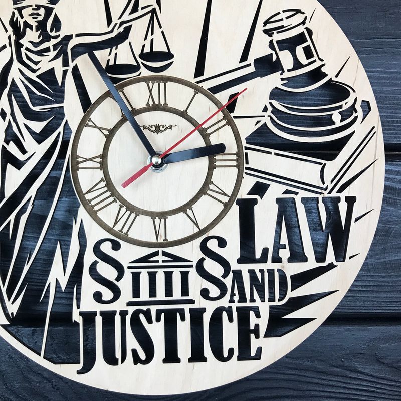 Інтер`єрний годинник з дерева на стіну «Закон і справедливість»