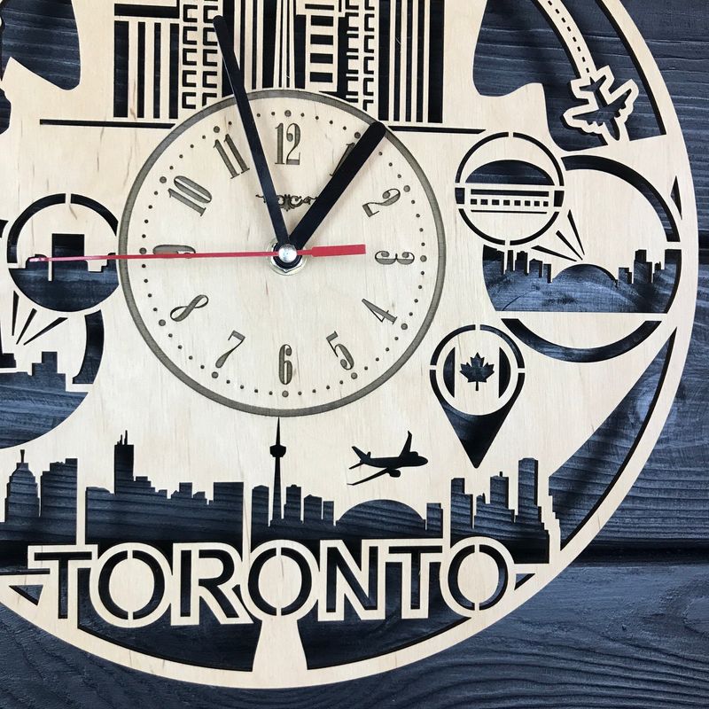 Круглий настінний годинник з дерева «Канада, Торонто»