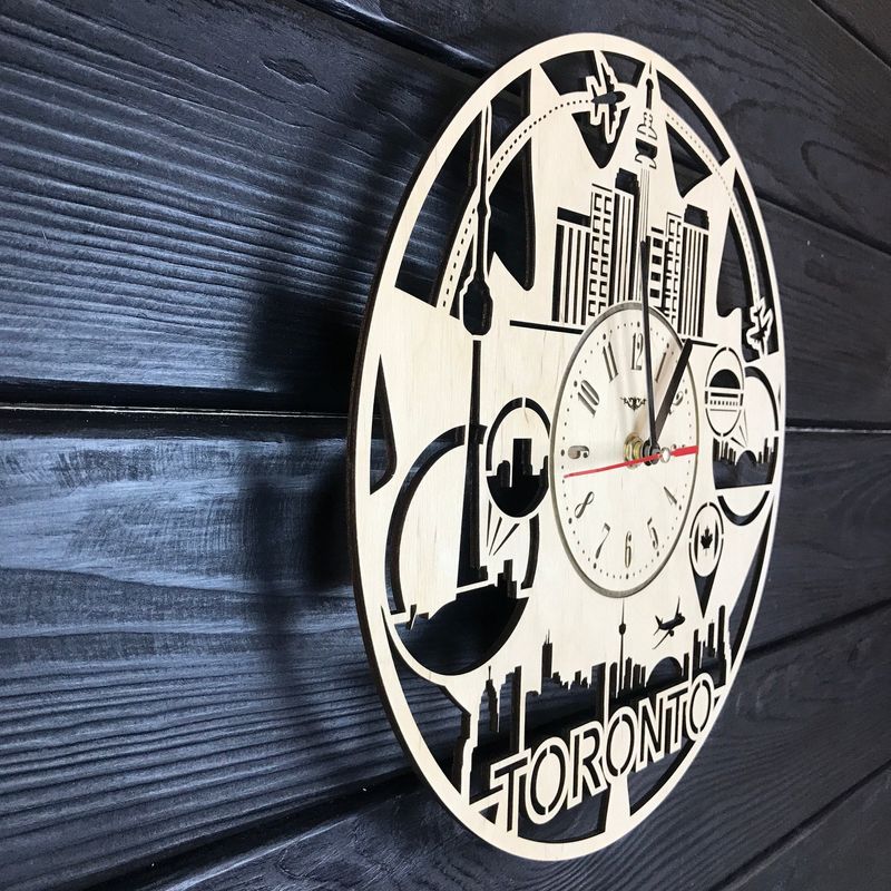 Круглые настенные часы из дерева «Канада, Торонто»