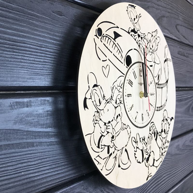 Дизайнерський дерев'яний настінний годинник в дитячу кімнату «Дональд Дак і Дейзі Дак»