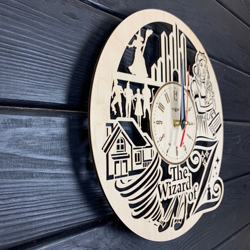 Деревянные часы на стену в детскую комнату «Волшебник страны Оз»