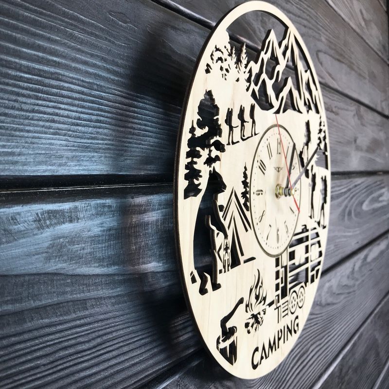Інтер`єрний настінний годинник з дерева «Кемпінг»