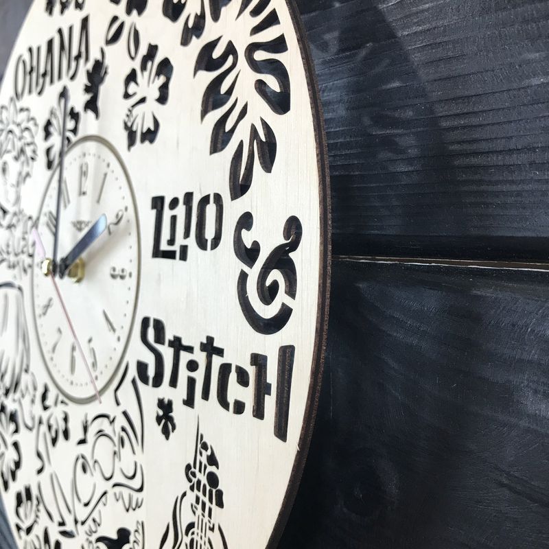 Настенные часы из дерева в детскую «Лило и Стич»