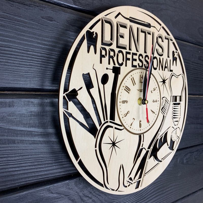 Настінний годинник з дерева в стоматологічний кабінет