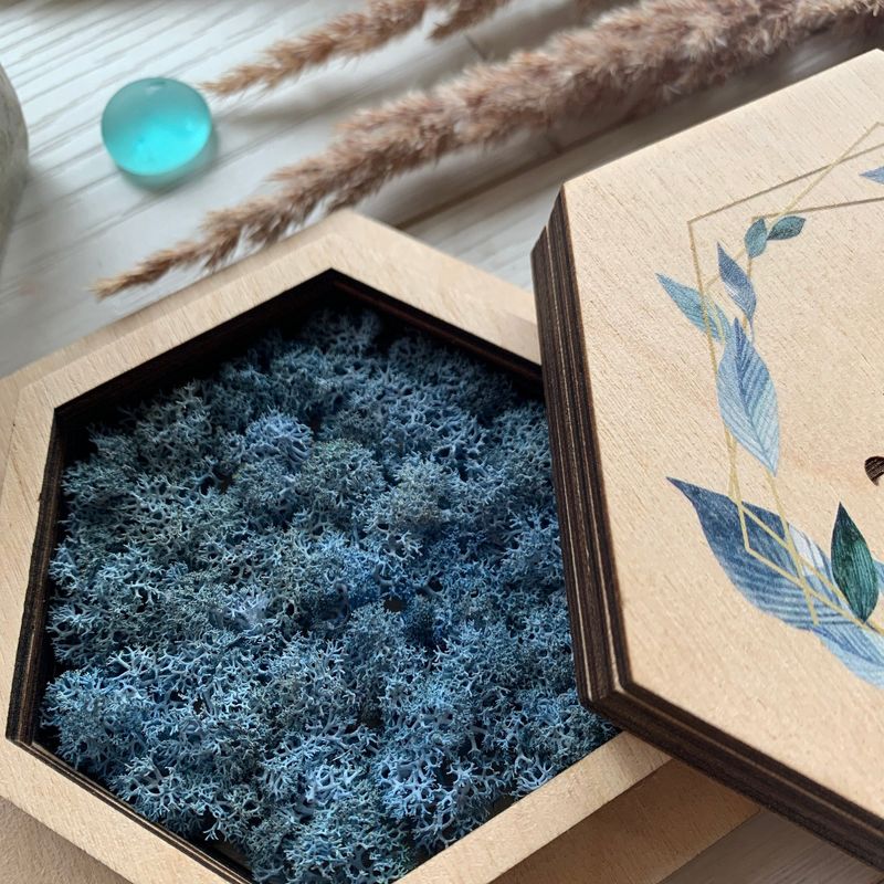 Стильна дерев'яна коробочка для обручок з мохом