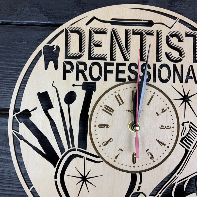 Настенные часы из дерева в стоматологический кабинет