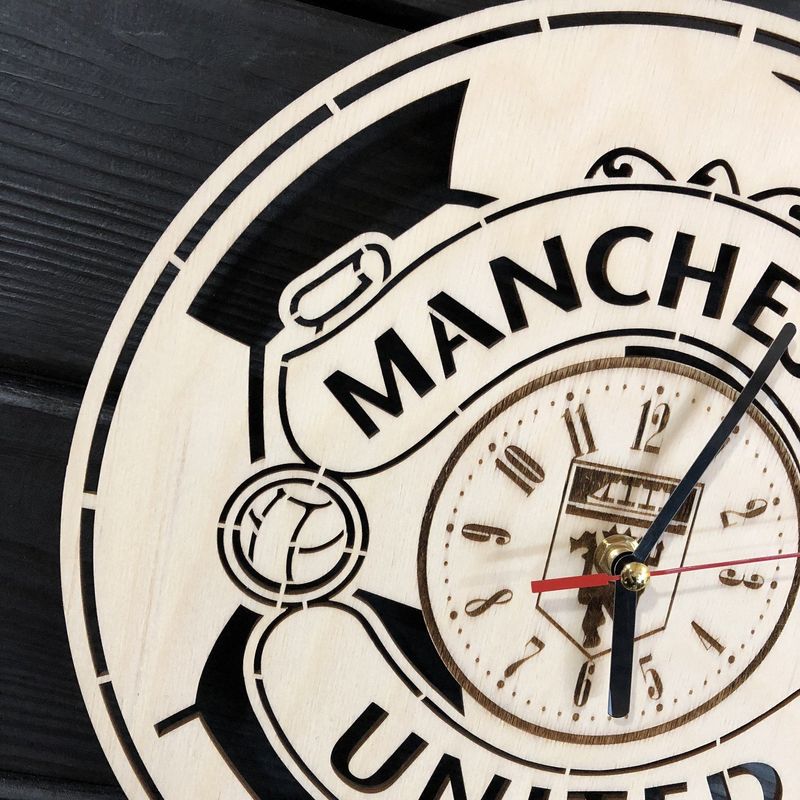 Концептуальные настенные часы в интерьер «Manchester United»