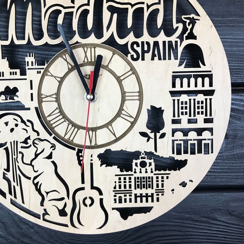 Тематические деревянные часы на стену «Испания, Мадрид»