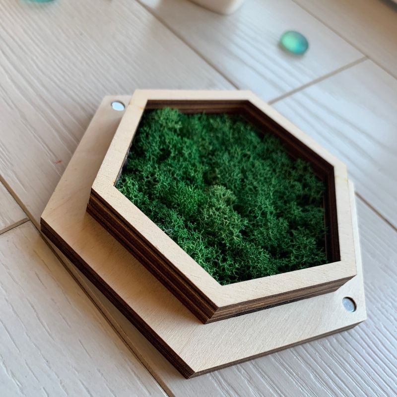 Весільна коробочка обручок з дерева з декоративним мохом