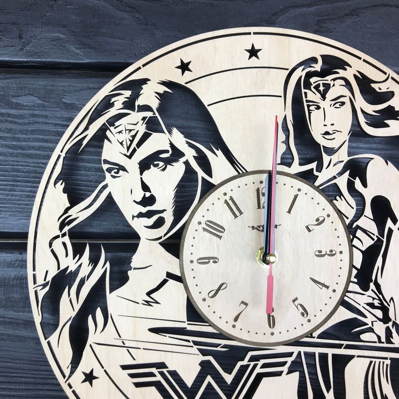 Часы деревянные настенные с плавным ходом "Чудо-женщина"