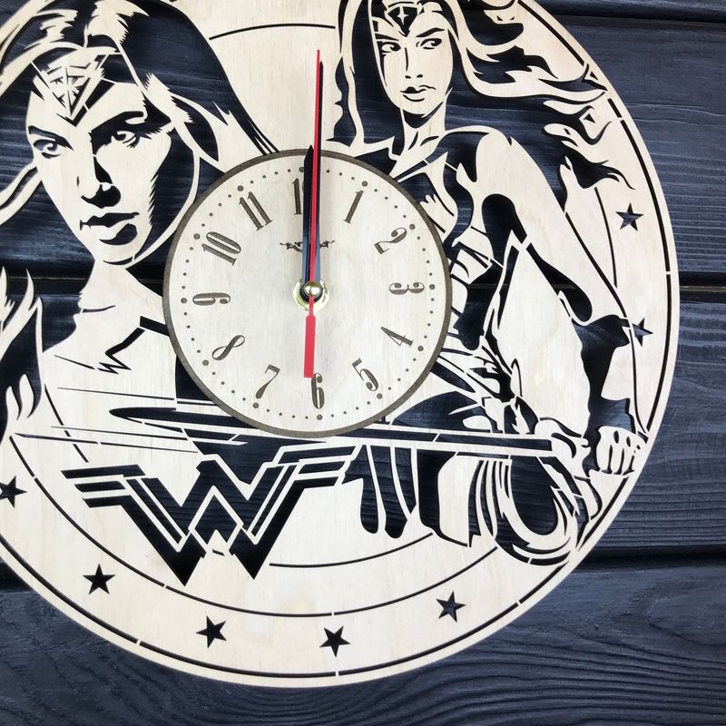 Часы деревянные настенные с плавным ходом "Чудо-женщина"