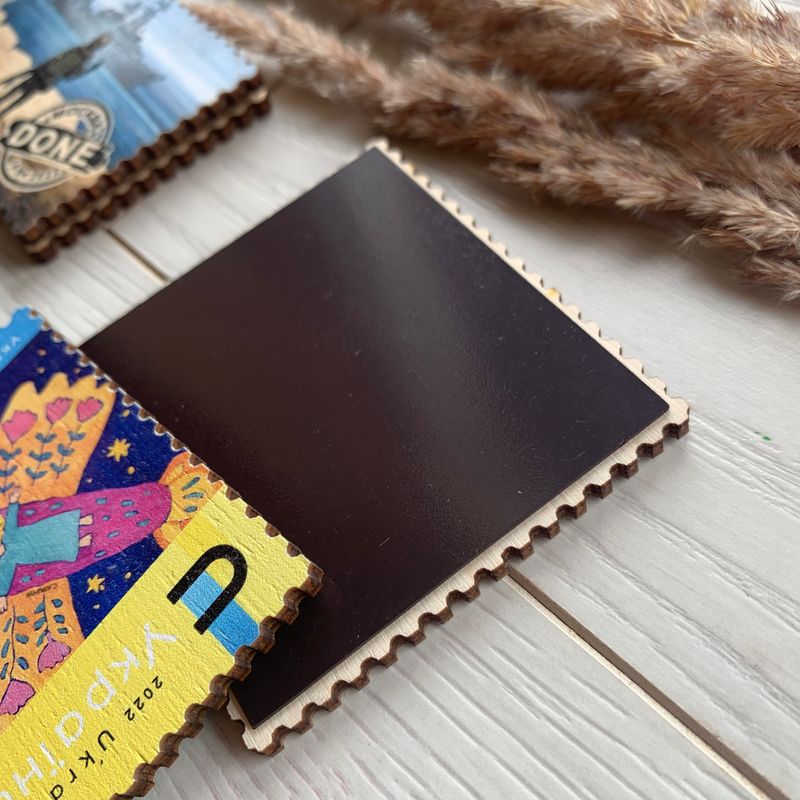 Дерев'яний сувенірний магніт в стилі патріотичних українських марок