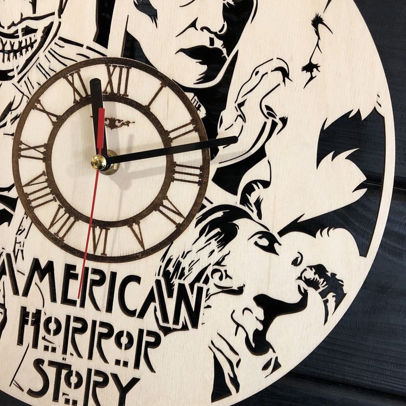 Концептуальные настенные часы в интерьер «Американская история ужасов»