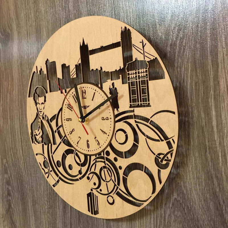 Дизайнерские деревянные часы "Доктор Кто"