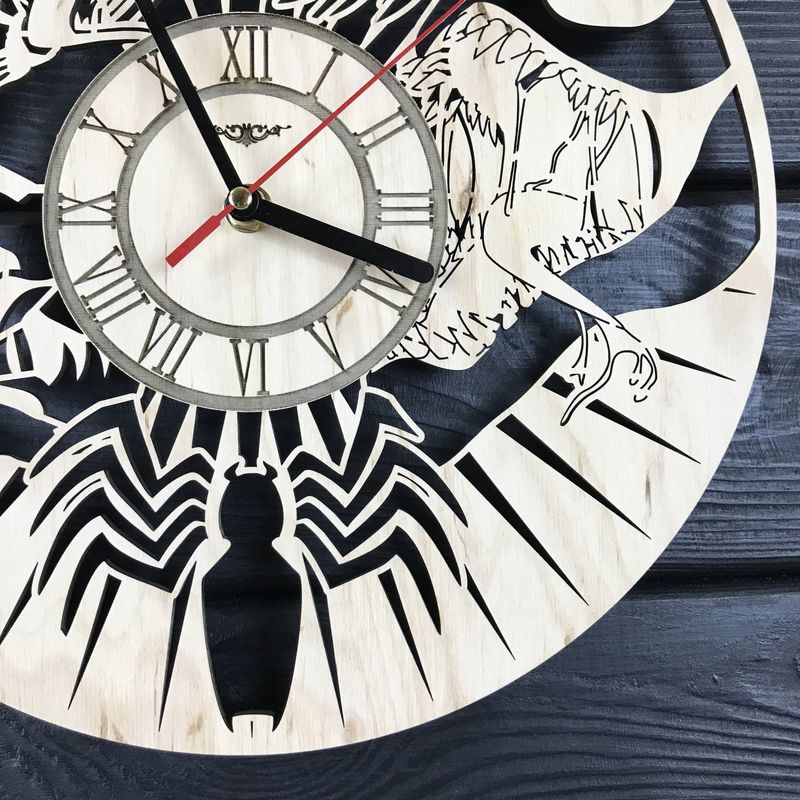 Круглые дизайнерские деревянные часы «Веном»