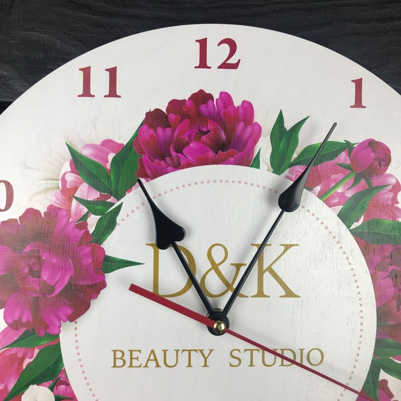 Дерев'яний настінний годинник в салон краси з індивідуальним дизайном