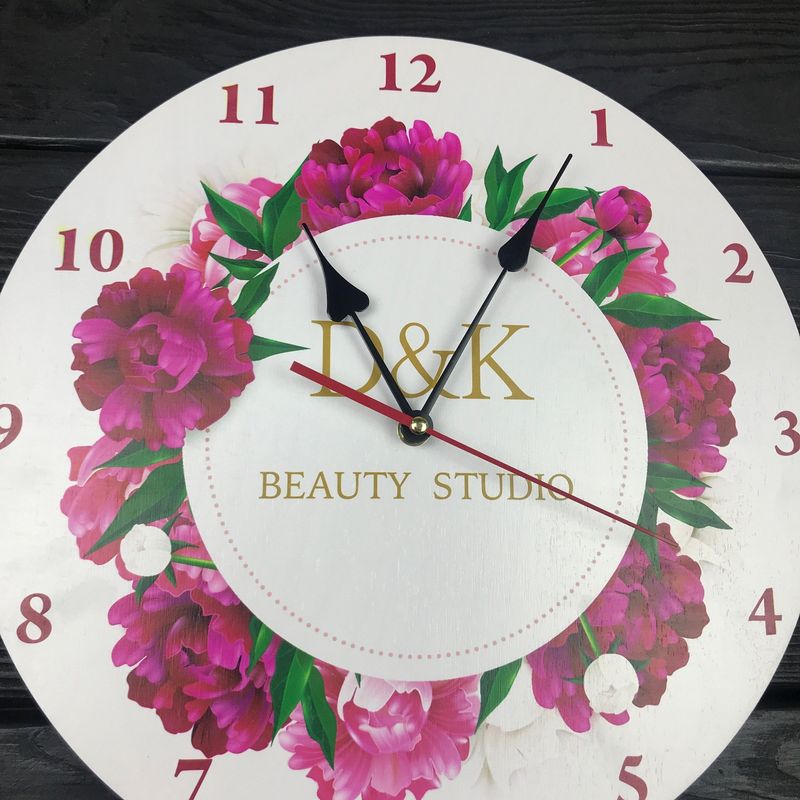 Дерев'яний настінний годинник в салон краси з індивідуальним дизайном