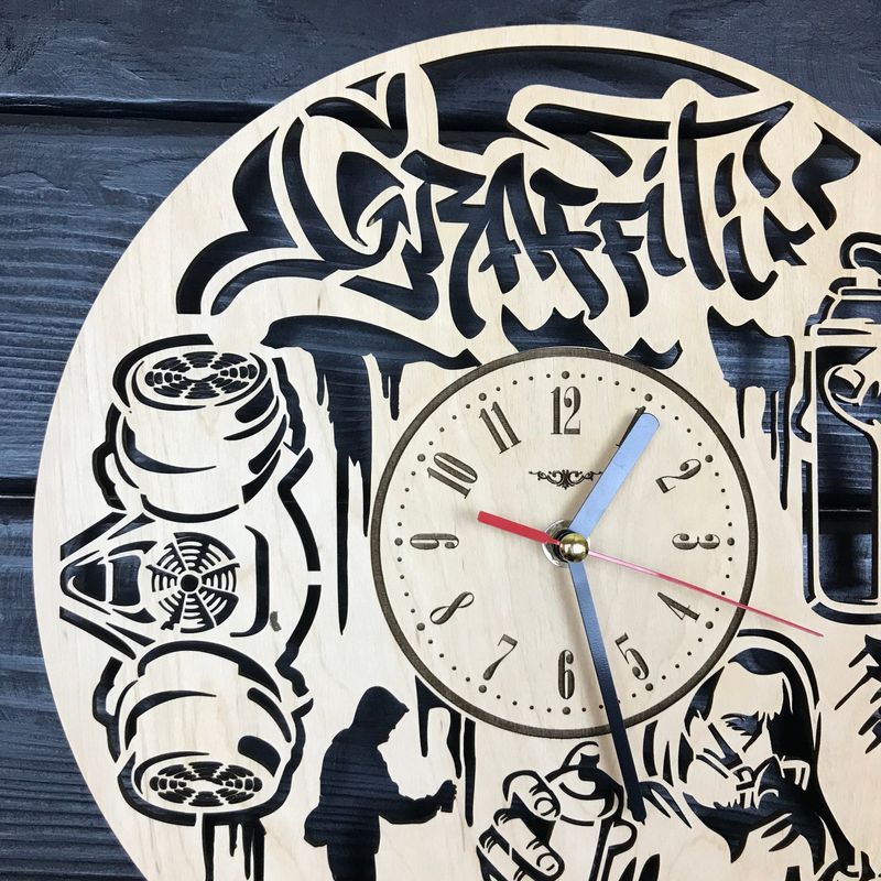 Оригинальные настенные часы из дерева «Граффити»