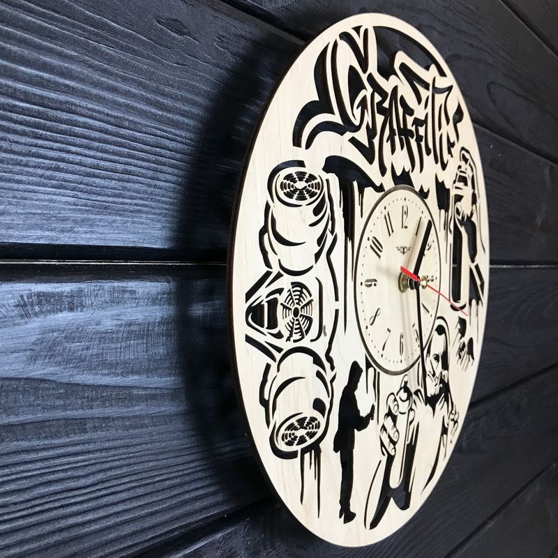 Оригінальний настінний годинник з дерева «Графіті»