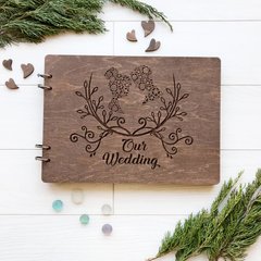 Стильный свадебный альбом для фото и записей в деревянной обложке