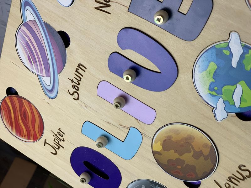 Іменний дерев'яний сортер для дитячого розвитку з тематичним дизайном «Космос»