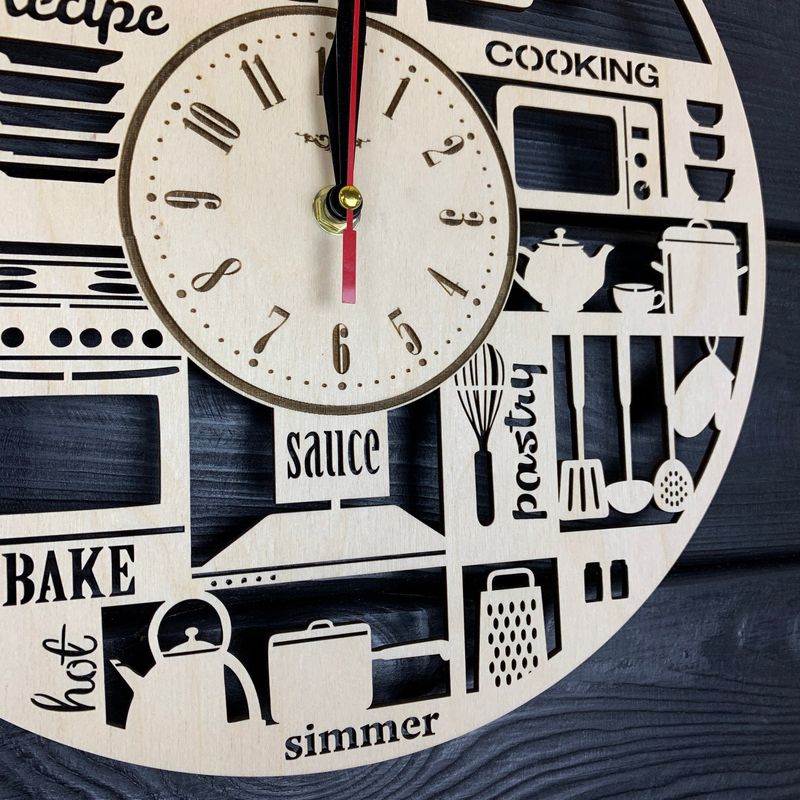 Оригінальний дерев'яний настінний годинник на кухню