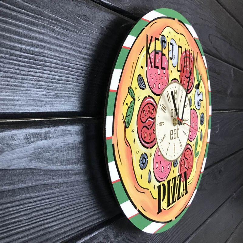Деревянные цветные настенные часы из дерева "Пицца"