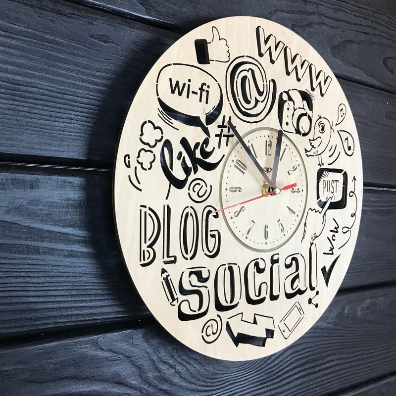 Дизайнерський настінний годинник з дерева «Блогерство»