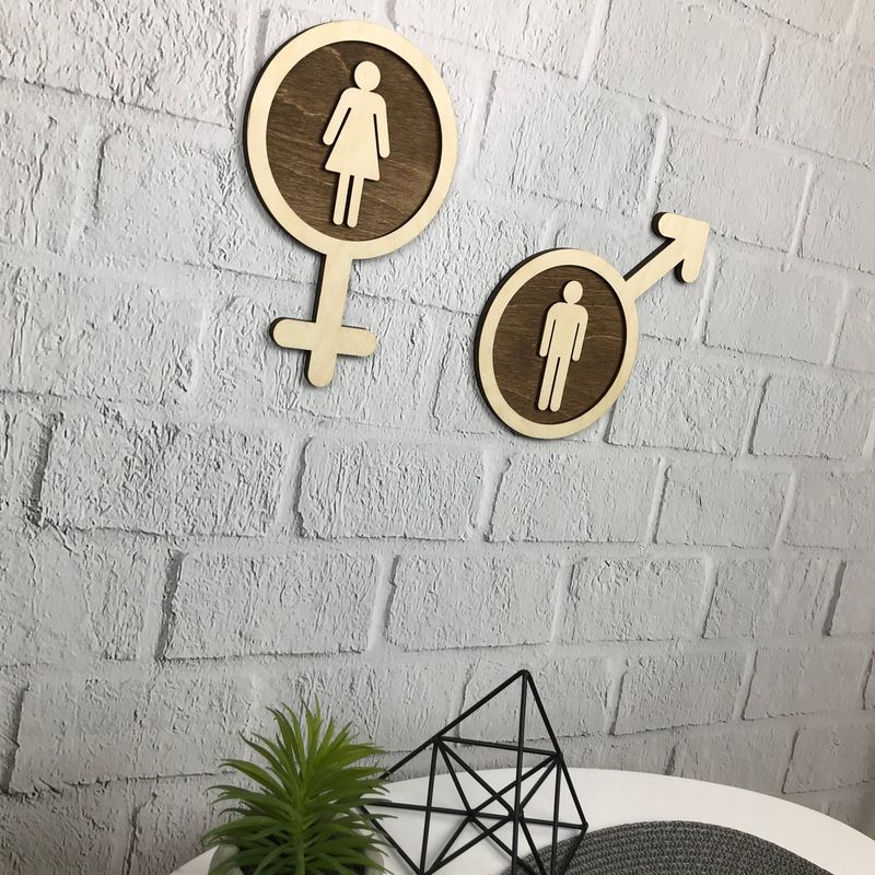 Дерев'яні таблички на двері туалету
