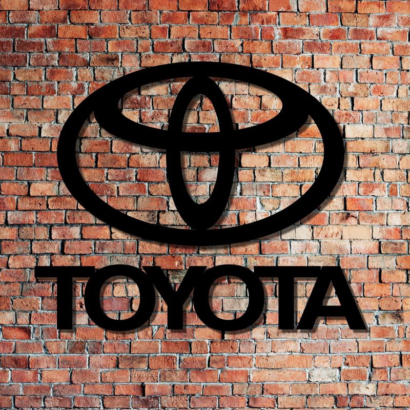 Настінне декоративне панно з дерева в формі логотипу Toyota