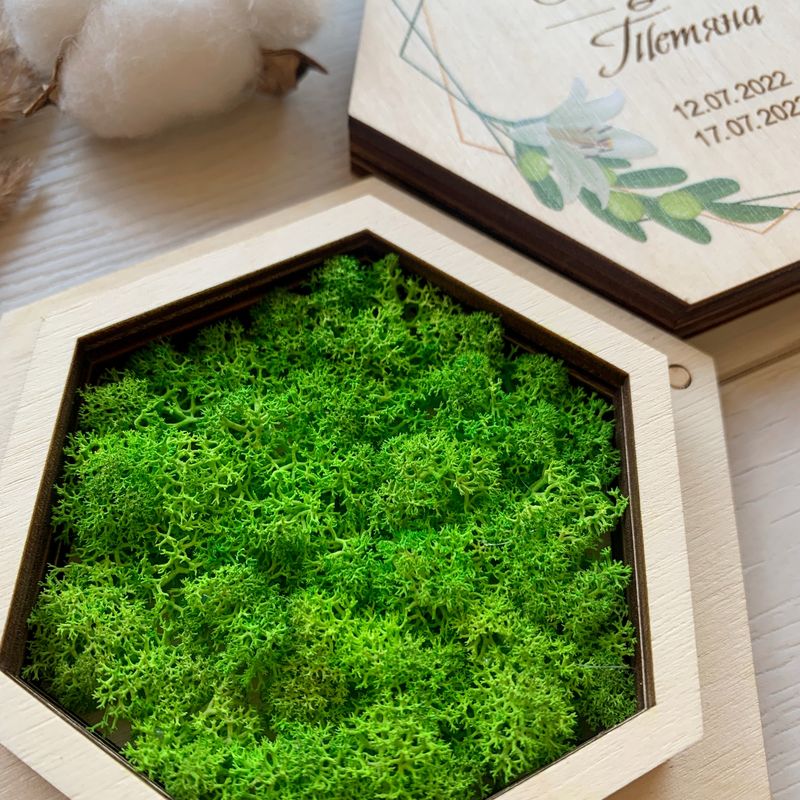 Свадебная коробочка для колец с салатовым мхом и оливковым принтом