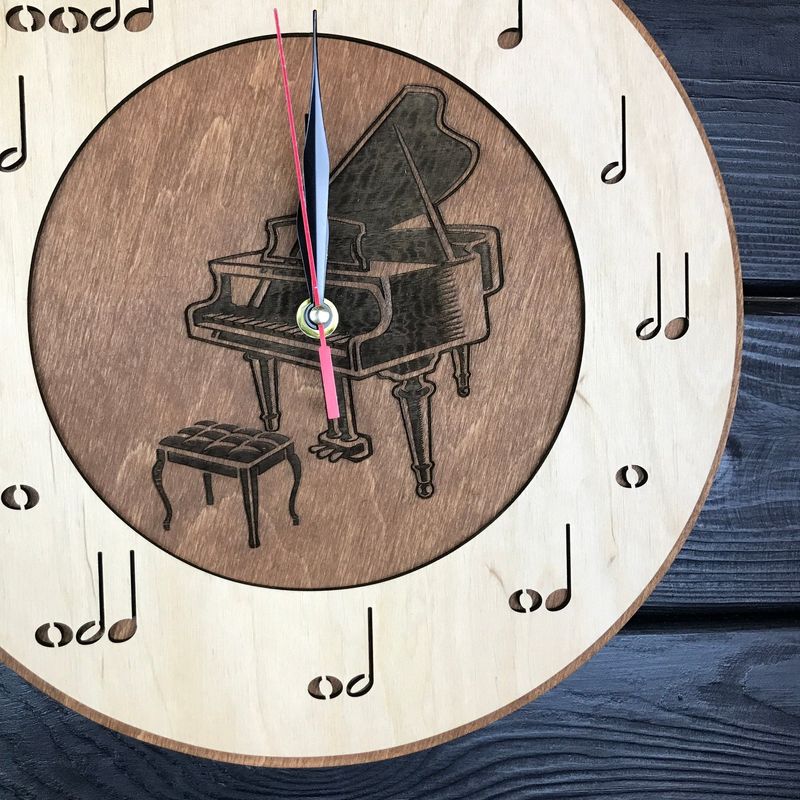 Дерев'яний настінний годинник з музичною тематикою