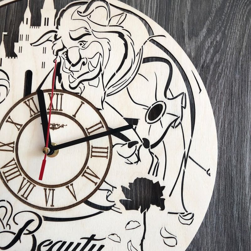 Круглий оригінальний настінний годинник з дерева "Красуня та чудовисько"