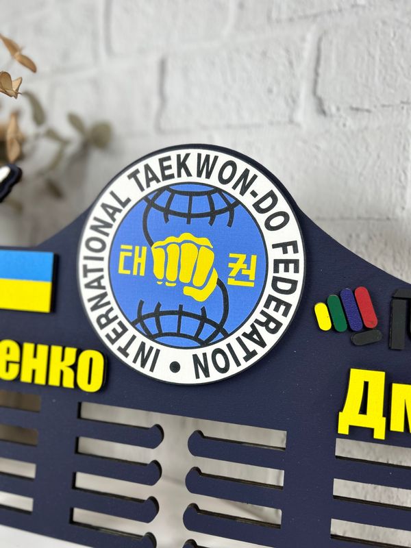 Дерев'яна іменна медальниця «Тхеквондо» з логотипом клубу
