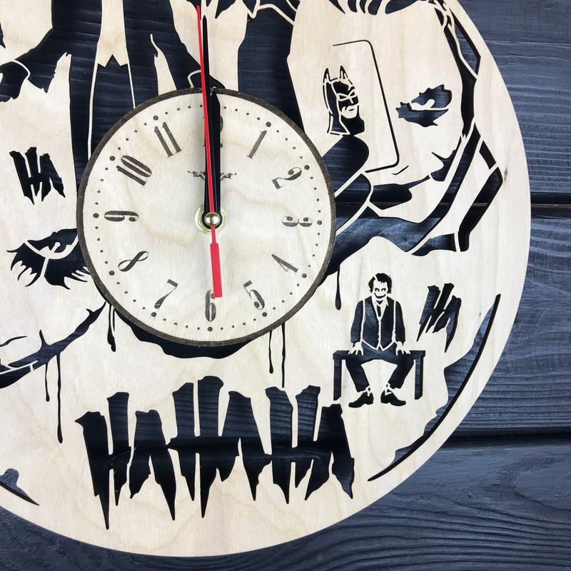 Годинник настінний круглий з дизайнерським циферблатом «Джокер»