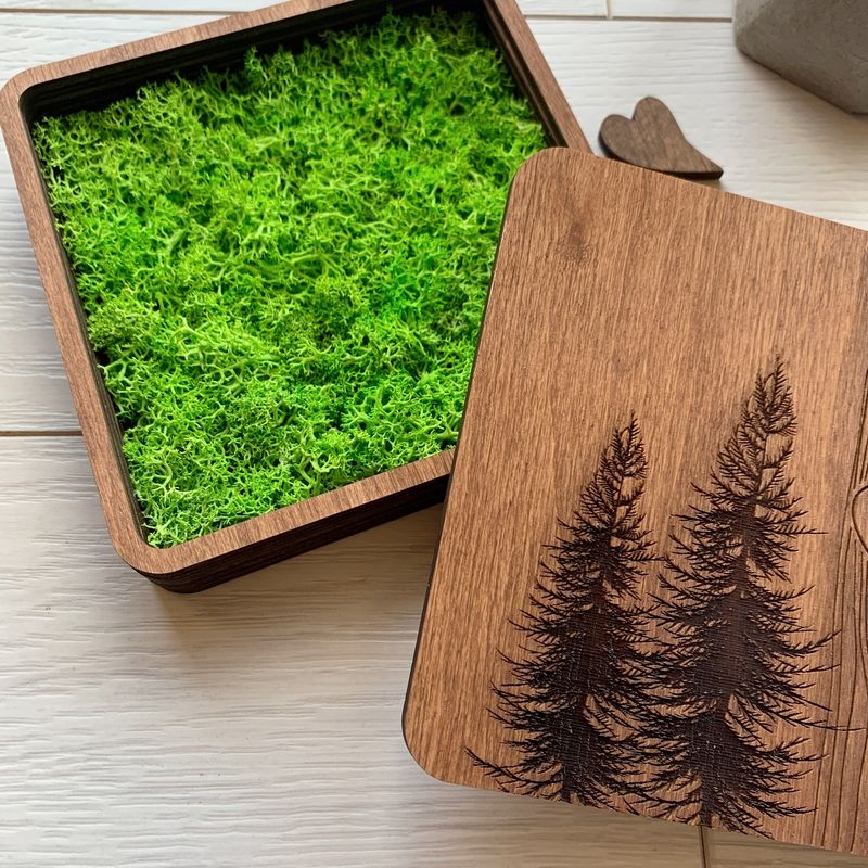 Дерев'яна квадратна коробочка для кілець з мохом